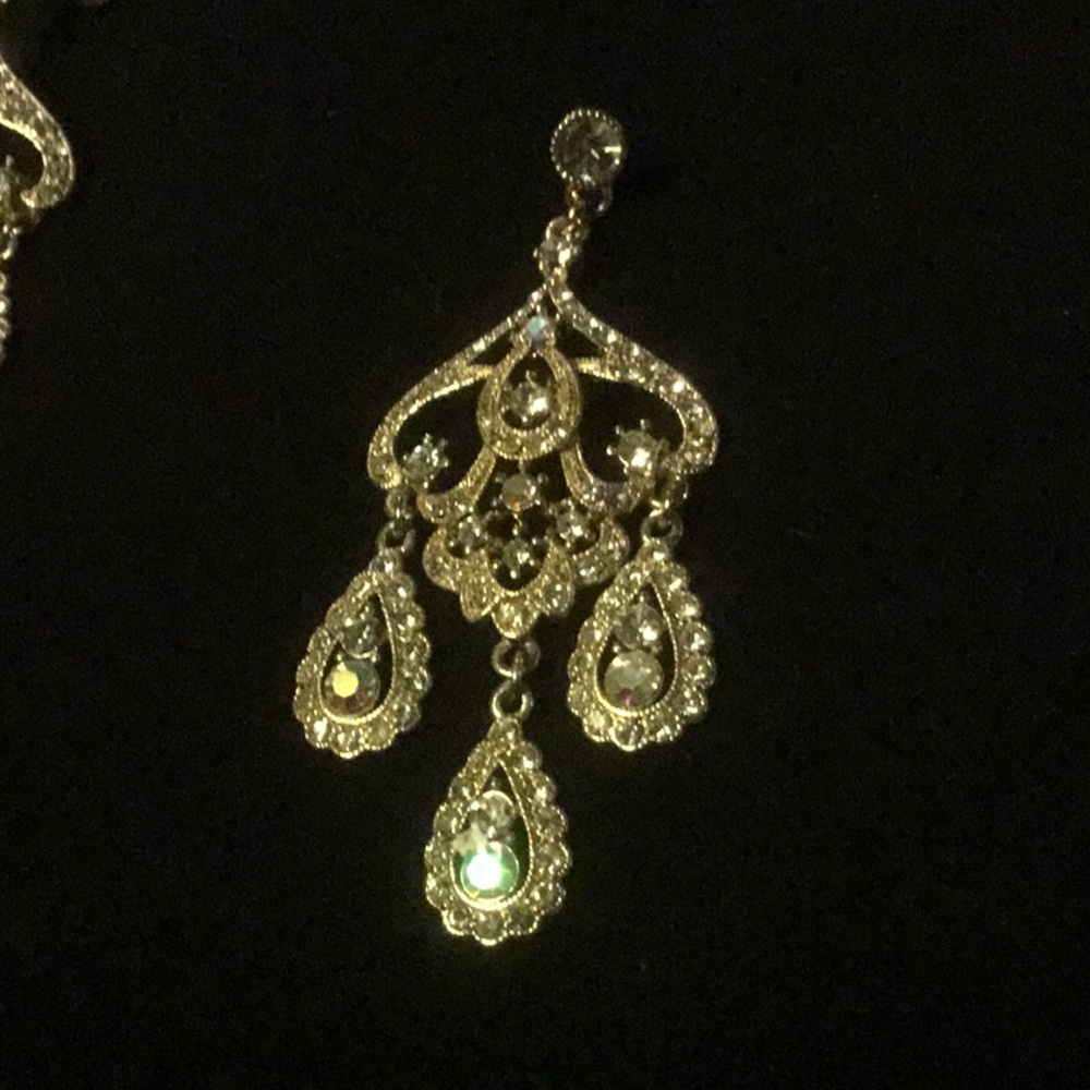 Beautiful gold tone RHINESTONE earrings - Picture 5 of 6